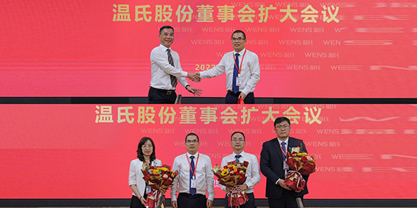 04�£������������Ľ춭�»��ʮ���ξۻ��ٿ�������������־��������ѡ��˾�����³�����������Ƹ������������Ϊ��˾�ܲ�-1.jpg